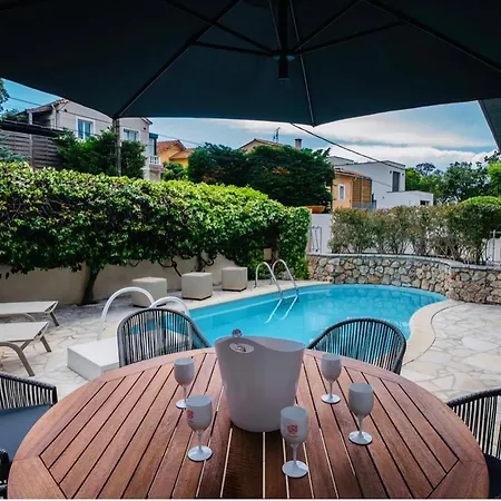 De Charme La Lionne-piscine-12 Pers * Saint-Raphaël