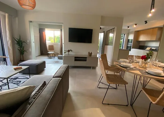 De Charme La Lionne-piscine-12 Pers Villa