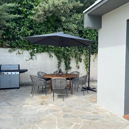 De Charme La Lionne-piscine-12 Pers Villa