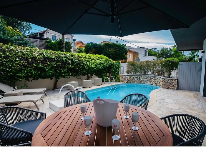 De Charme La Lionne-piscine-12 Pers * Saint-Raphaël